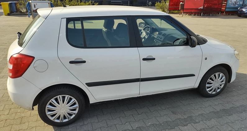 Skoda Fabia cena 17300 przebieg: 77550, rok produkcji 2011 z Myślenice małe 211
